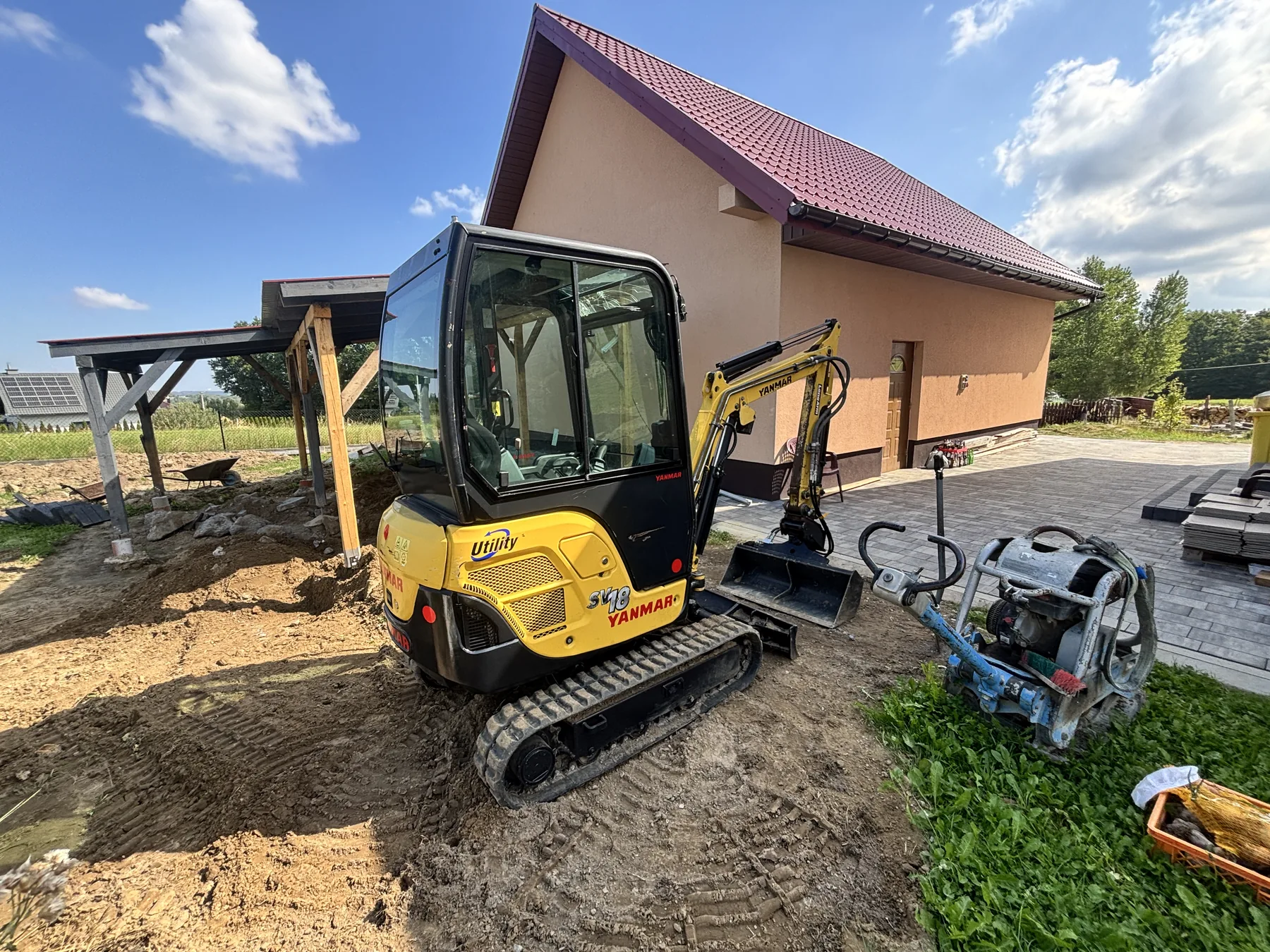 Minikoparka gąsienicowa z kabiną i ramieniem roboczym
